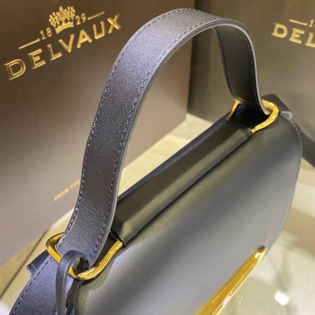 Delvaux 
Small Lingot shoulder bag in Olen calf leather❤️🥀

For Price 👇 WhatsApp✅
0568585901 
0507557372
0552275751 Owner Zain 👌

Zain71
♥️♥️♥️