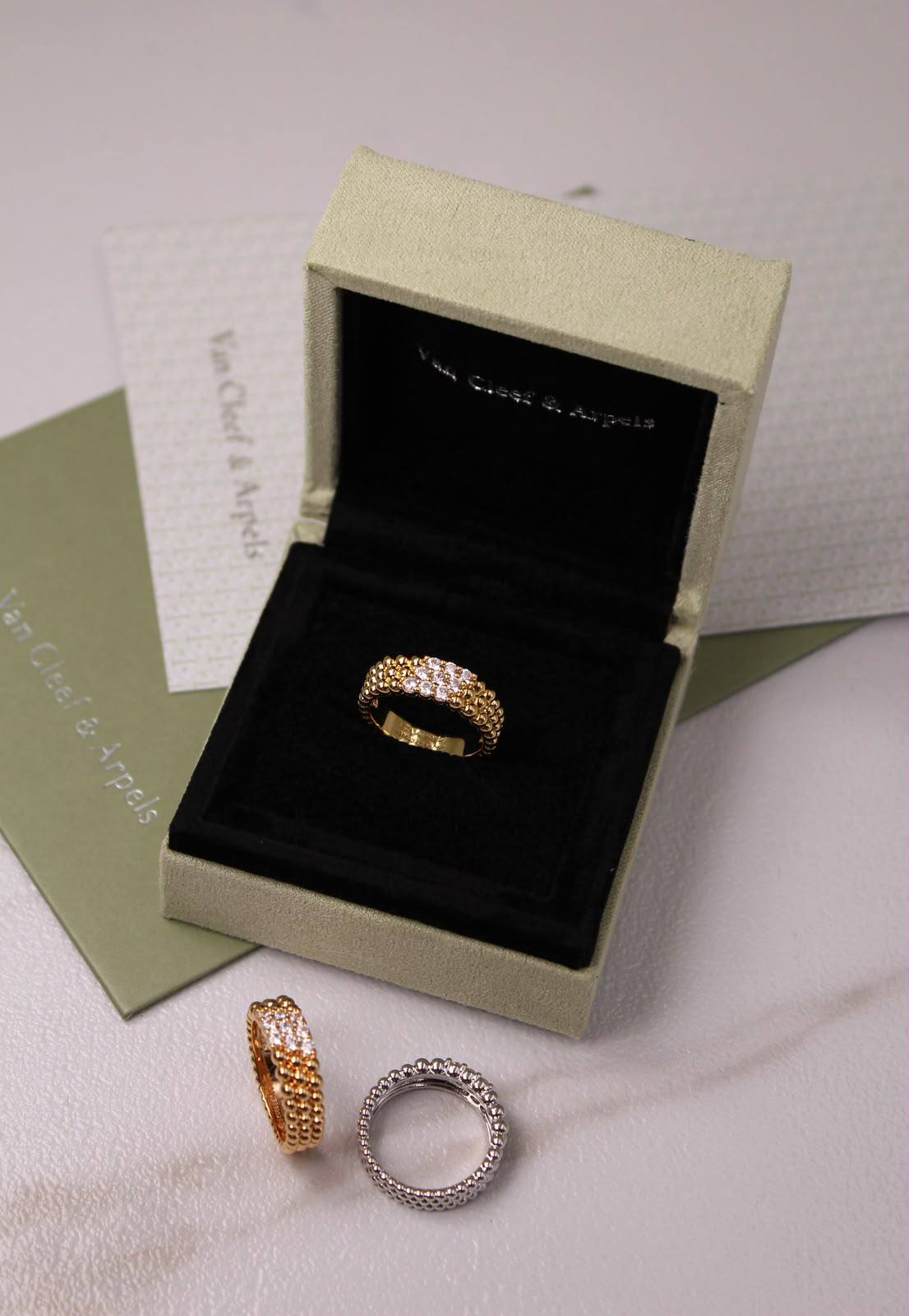 VanCleef & Arpels


Perlée diamonds ring, 3 rows
18K yellow gold, white & ChmpnGold Plated with Stone

Super Master Quality 

75 dhs🇦🇪  with Normal Box
120 dhs🇦🇪 with Orignal Packaging 🎁

Zain209
♥️♥️♥️