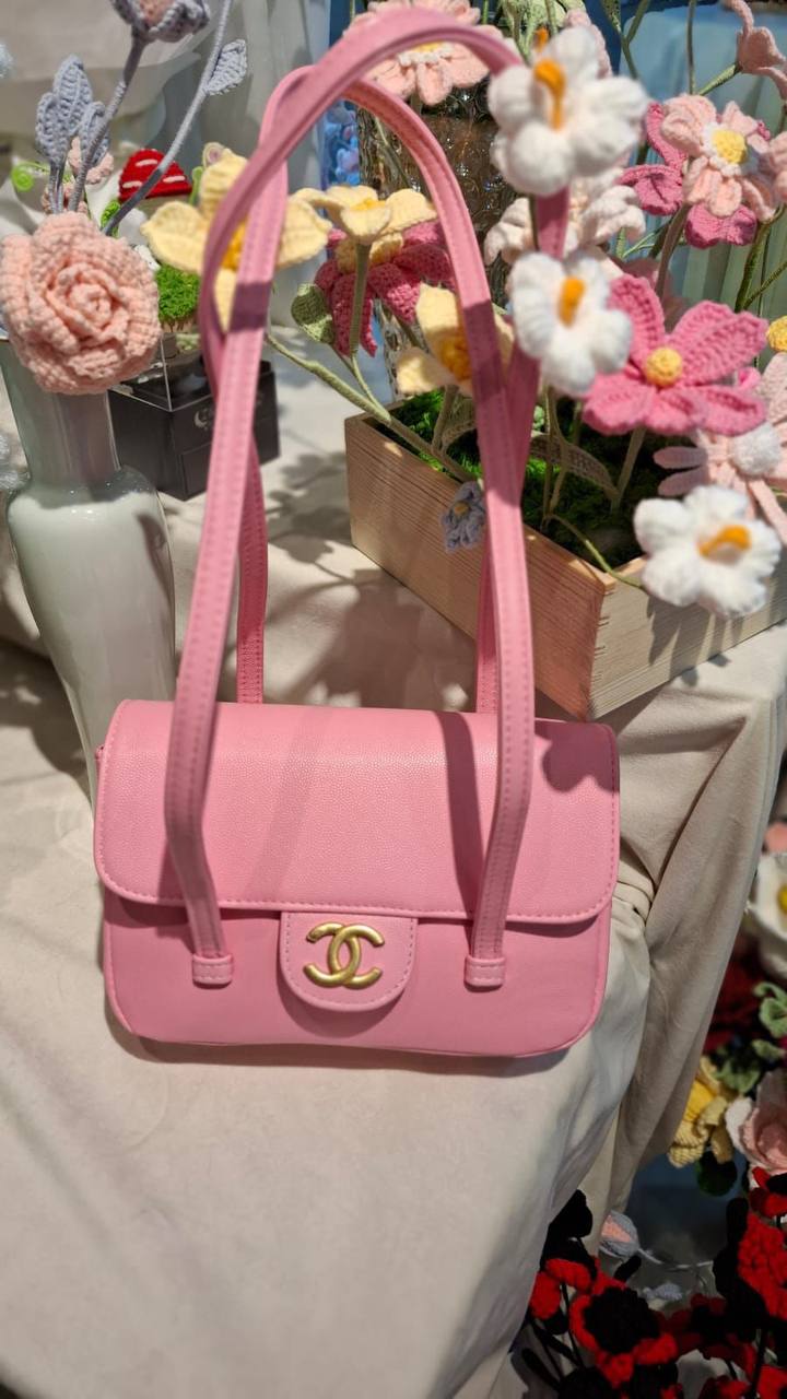 Chanel 
East West Flap Bag 
with Double Straps
21cm
110 dhs✅

Zain44
♥️♥️♥️
