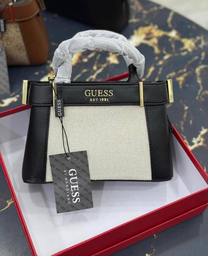 Guess
95 dhs🪙🌨️

with box
🎁🎁🎁

size 21cm

Zain26
♥️♥️♥️
