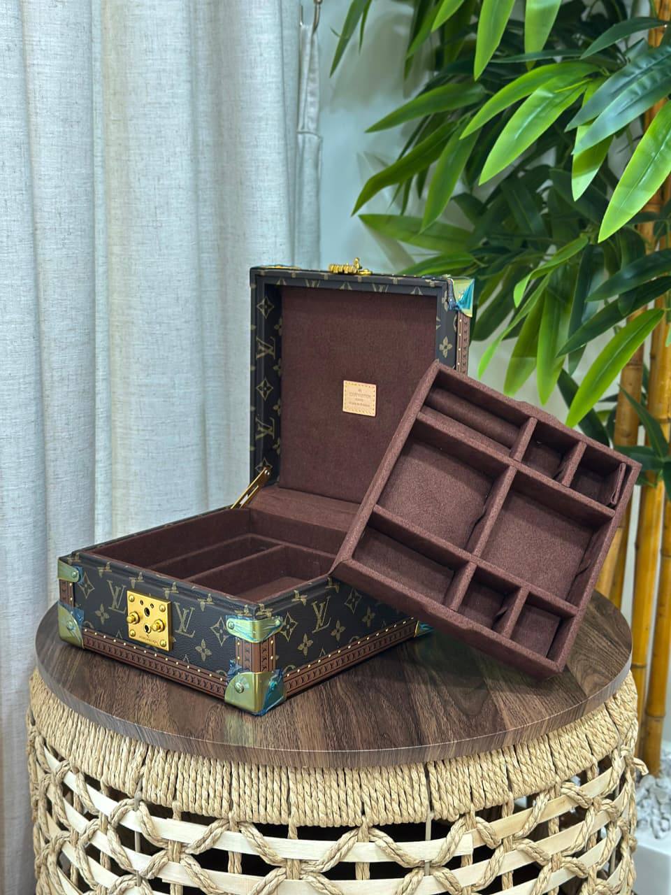 BRAND- LOUIS VUITTON 
*❗️JEWELLERY BOX❗*
*SUPER MASTER QUALITY ❗*
950 dhs✅
*WITH  PAPERBAG❗*

Zain267
♥️♥️♥️