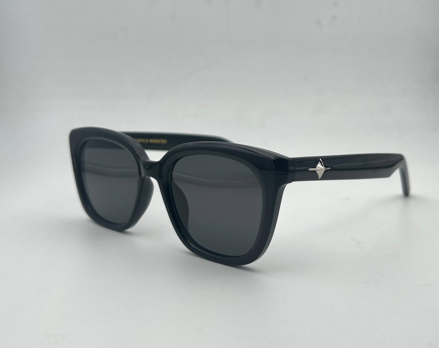 Gentle Monster 
Sunglasses 🕶️ 
good quality 💯
With master box 🗃️ 
50 dhs❣️

Zain273
♥️♥️♥️
