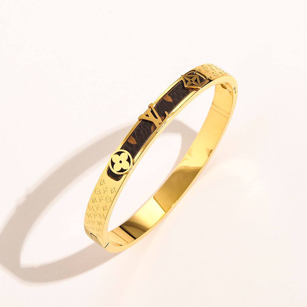 New arrival branded bangle and bracelet 
40 dhs💓

Zain243
♥️♥️♥️