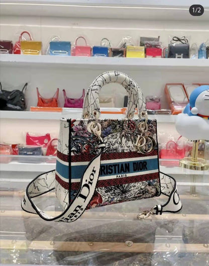Dior
110 dhs🪙🌨️
high quality

Zain26
♥️♥️♥️