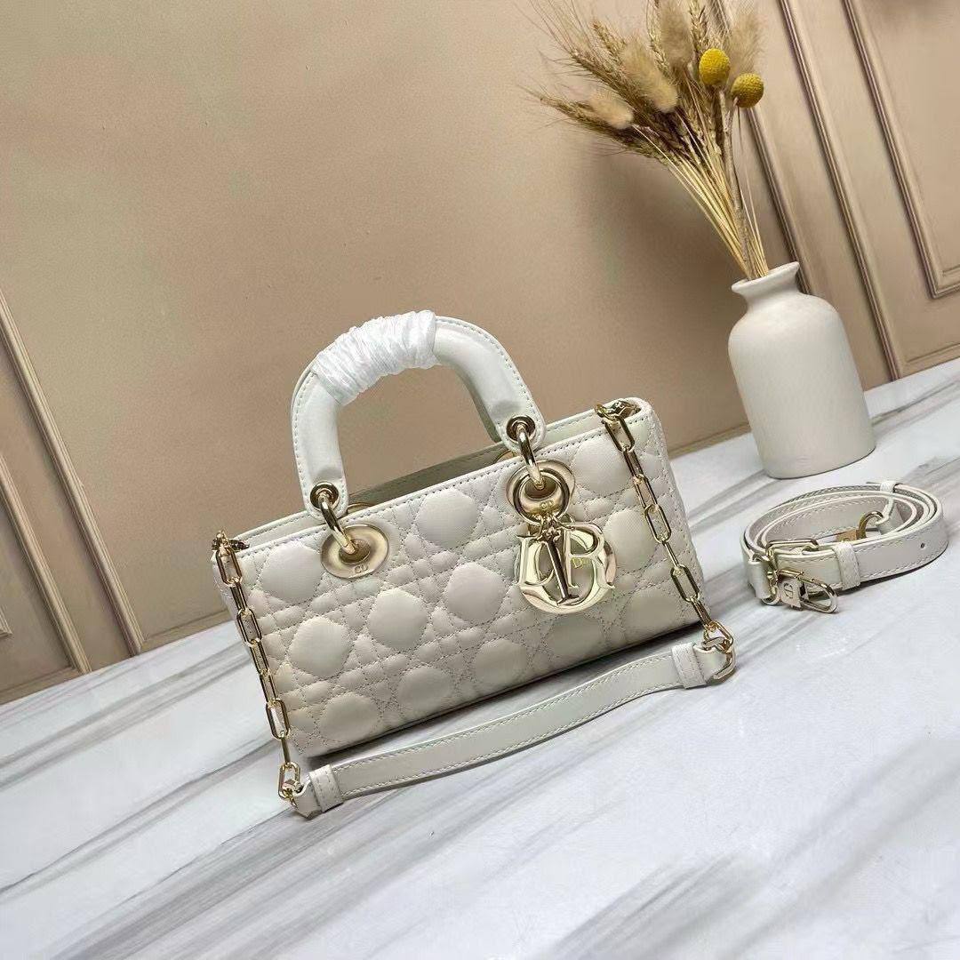 Dior
Master❣️❣️
280 dhs✅

Zain153
♥️♥️♥️