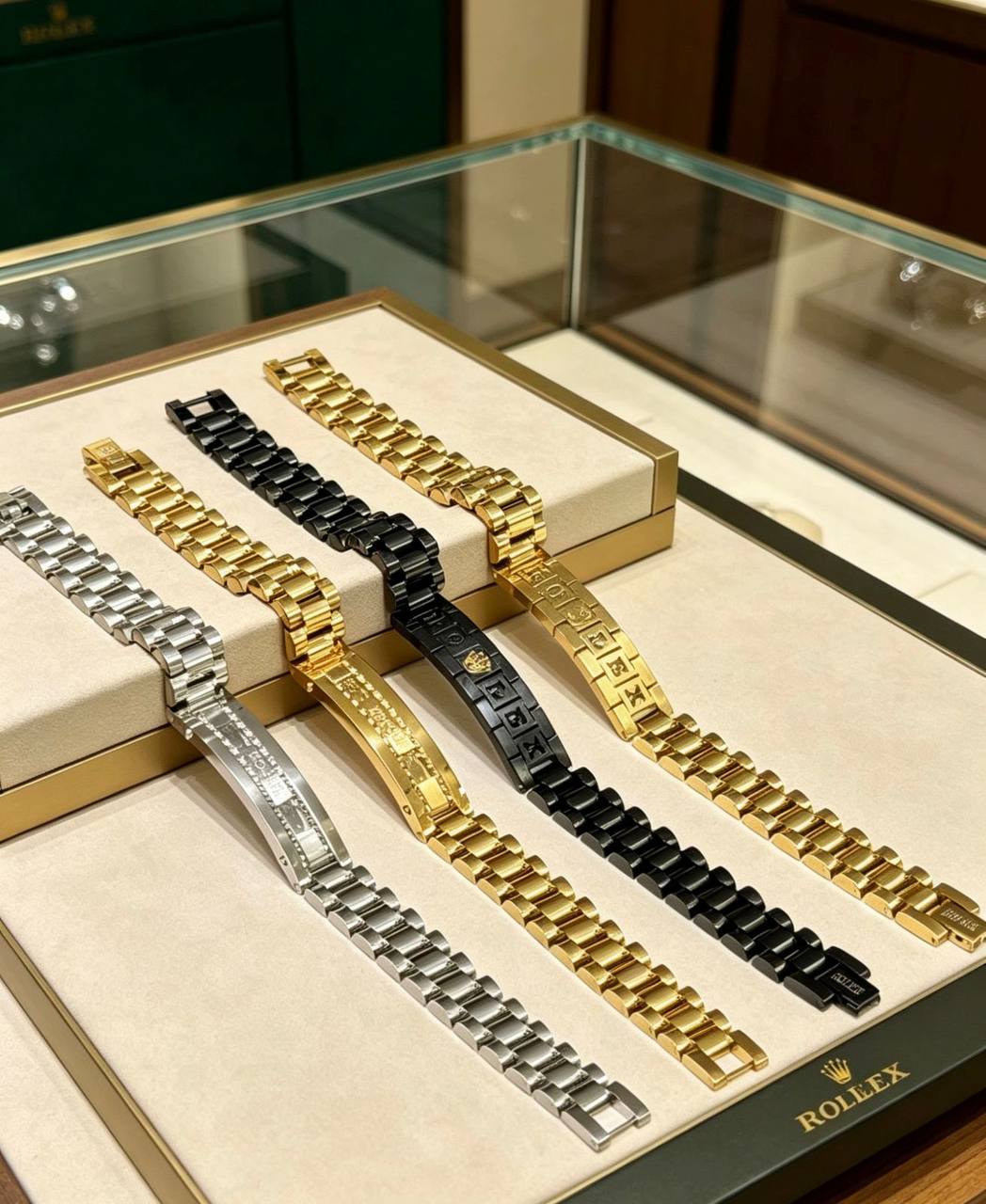 Men’s bracelet ❤️‍🔥*
Stainless steel 💯
Non tarnish 💥
One year warranty 💯
With black boxes 🗃️ 
40 dhs✅

Zain216
♥️♥️♥️