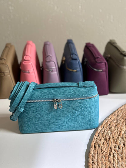 LORO PIANA
19cm
320 dhs❣️
Top quality 
With box🎁

Zain167
♥️♥️♥️