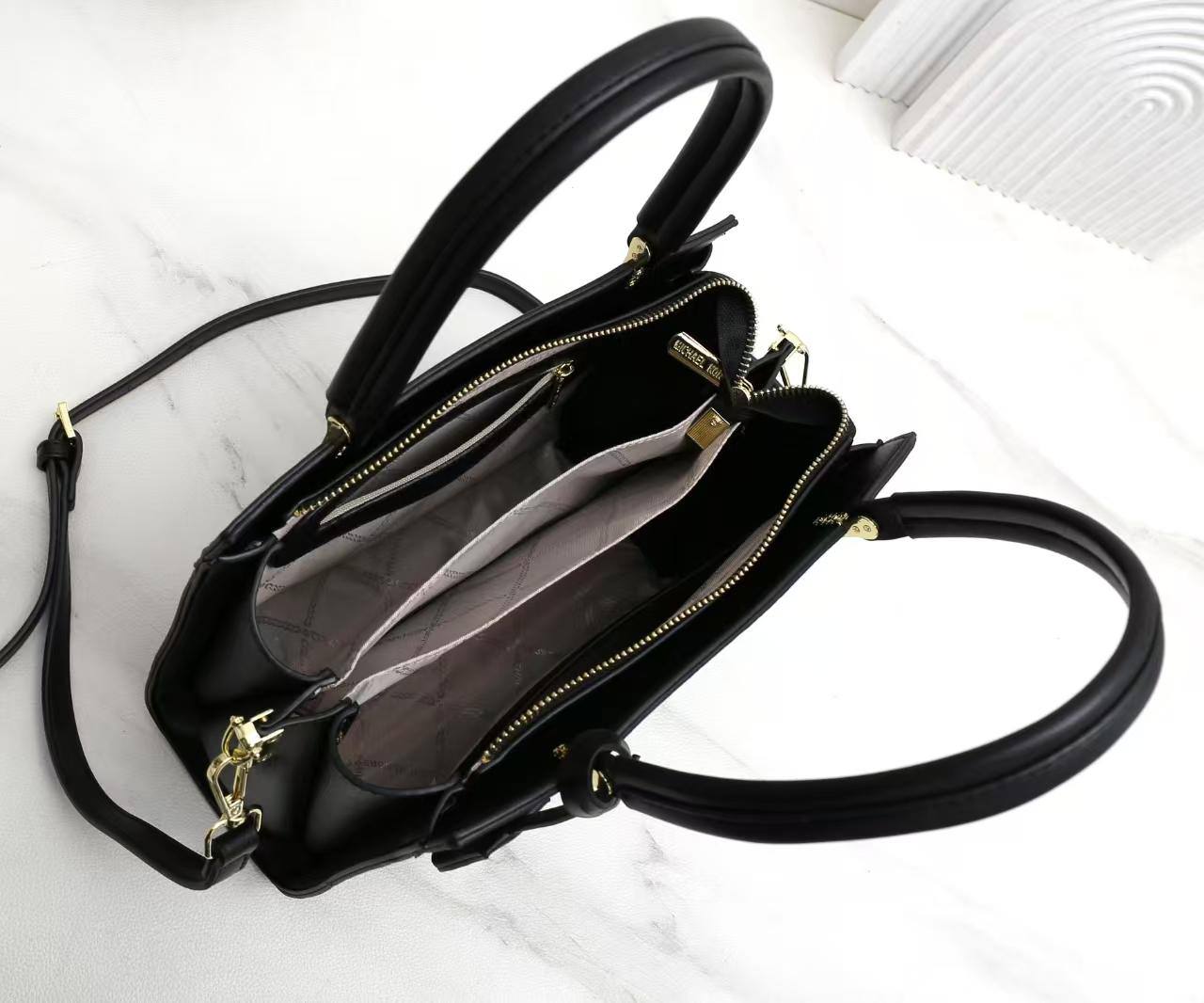 MK
Size :28cm
95 dhs🪙🌨️

Zain09
♥️♥️♥️