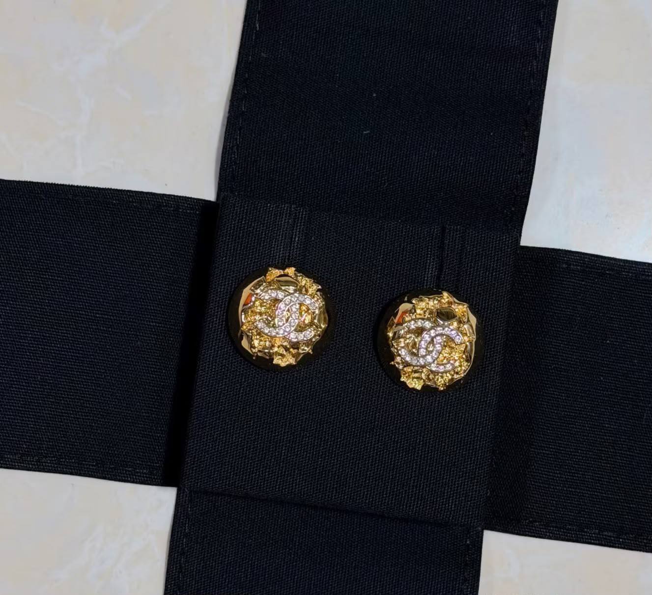 CHANEL
Earring✨
Master quality 💯
With normal boxes 🗃️ 
40 dhs✅

With master box 📦 
60 dhs✅

Zain216
♥️♥️♥️