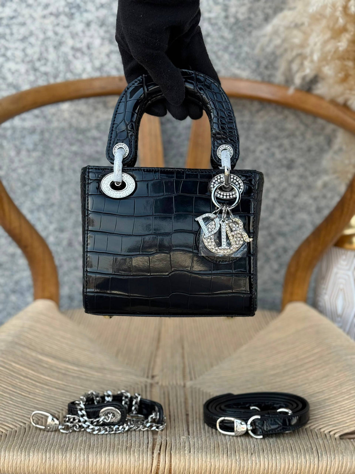 DIOR

17cm
310 dhs🇦🇪🇦🇪🇦🇪

Top quality 
With box🎁
Zain167
♥️♥️♥️