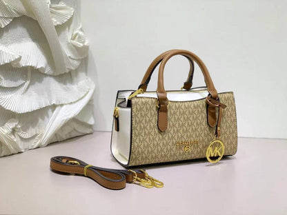 MK
95 dhs🇦🇪
size 23×8×13cm
With Box
🎁🎁🎁

Zain42
♥️♥️♥️