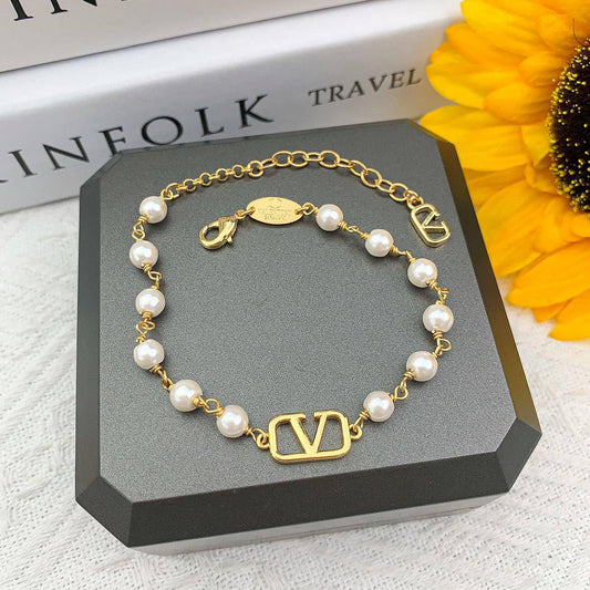 Valntino 🦋*
Breslat ❤️‍🔥
Master quality 💯
With normal boxes 📦 
50 dhs🪙💚

Zain216
♥️♥️♥️