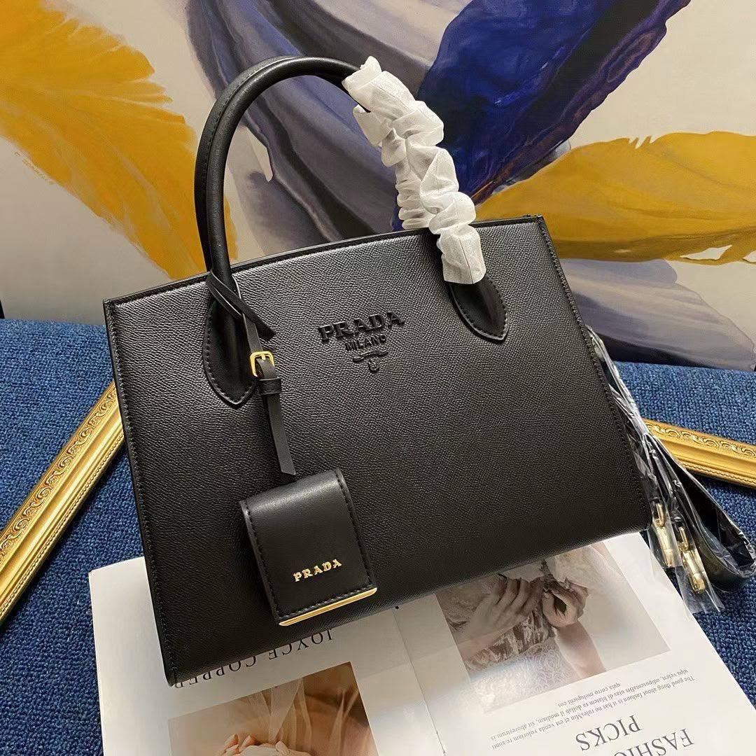Prada

330 dhs🇦🇪🇦🇪


Zain153
♥️♥️♥️