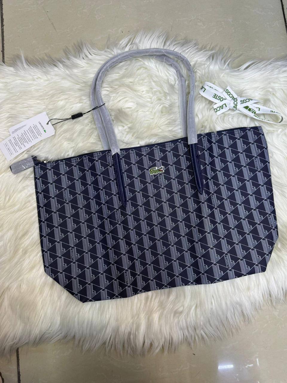 💖  LACOSTE 🐊 new Tote
1⃣️ First Quality 
Size: 45 * 27 cm
55 dhs✅

Zain115
♥️♥️♥️