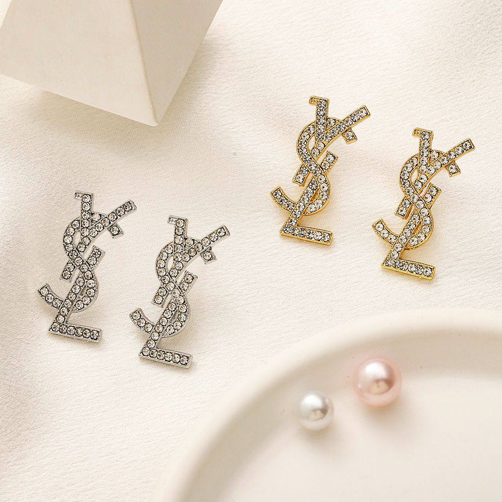 New arrival branded earrings 
30 dhs🪙💚/ pair without box 
40 dhs🪙💚/ pair with branded box

Zain243
♥️♥️♥️
