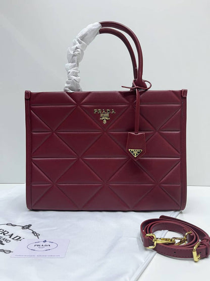 Prada 
100 dhs✅
size 37×10×29 cm

Zain213
♥️♥️♥️