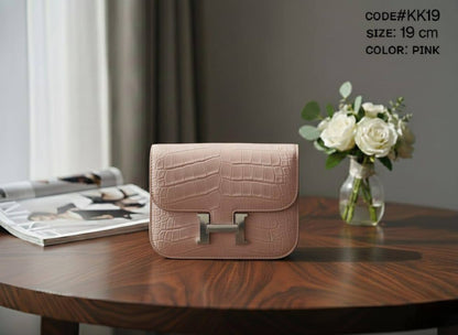 HERMES ᴄᴏɴsᴛᴀɴᴄᴇ
ᴄʀᴏᴄᴏᴅɪʟᴇ ɢʟᴏssʏ ʟᴇᴀᴛʜᴇʀ
sɪʟᴠᴇʀ ʜᴀʀᴅᴡᴀʀᴇ
ᴡɪᴛʜ ʟᴏɴɢ ʙᴇʟᴛ sᴛʀᴀᴘ
sɪᴢᴇ: 19 cm
ᴡɪᴛʜ BOX
🎁🎁🎁

100 dhs🗽

Zain31
♥️♥️♥️