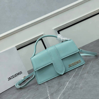 JACQUEMUS
 COPY ONE
WITH BOX BIG SIZE  
250 dhs✅
Leather 

Zain39
♥️♥️♥️