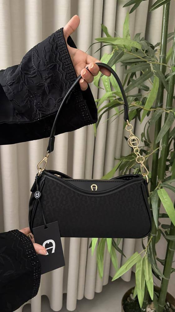 Aigner
90 dhs✅
with box
size 22cm

Zain26
♥️♥️♥️