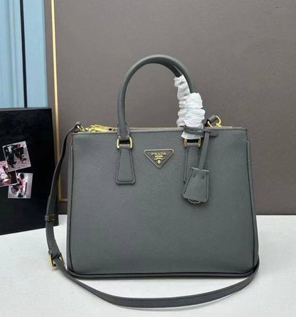 PRADA 

NEW CAME 

GOOD QUALITY 

90 dhs🇦🇪🇦🇪

SIZE: 32cm

Zain295
♥️♥️♥️