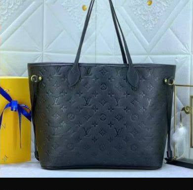 LV
with box
100 dhs✅

Zain219
♥️♥️♥️