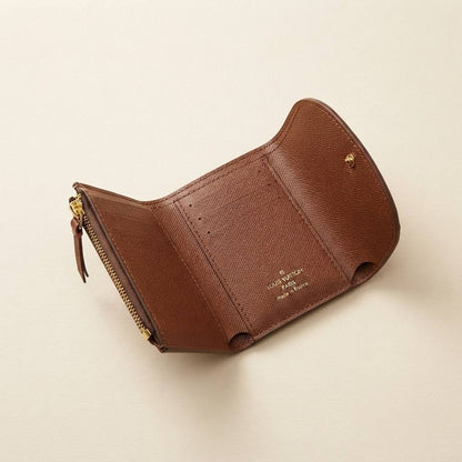 LV
SMALL WALLET
ᴛʀɪ- ғᴏʟᴅ ᴢɪᴘᴘᴇʀ ᴀɴᴅ ᴄᴀʀᴅ
ᴇᴍᴘʀᴇɪɴᴛᴇ/ᴍᴏɴᴏɢʀᴀᴍ
ɢᴏʟᴅ ʜᴀʀᴅᴡᴀʀᴇ
sɪᴢᴇ : 12.5  cm
ᴡɪᴛʜ BOX

45 dhs✅

Zain31
♥️♥️♥️