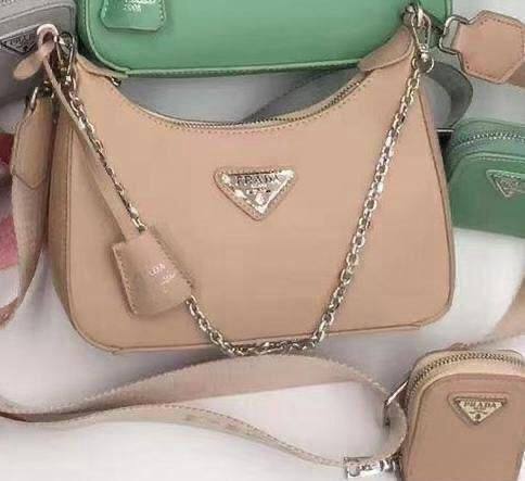 Prada 
GOOD QUALITY 💯
110 dhs🪙💕
With Box 
🎁🎁🎁

Zain269
♥️♥️♥️