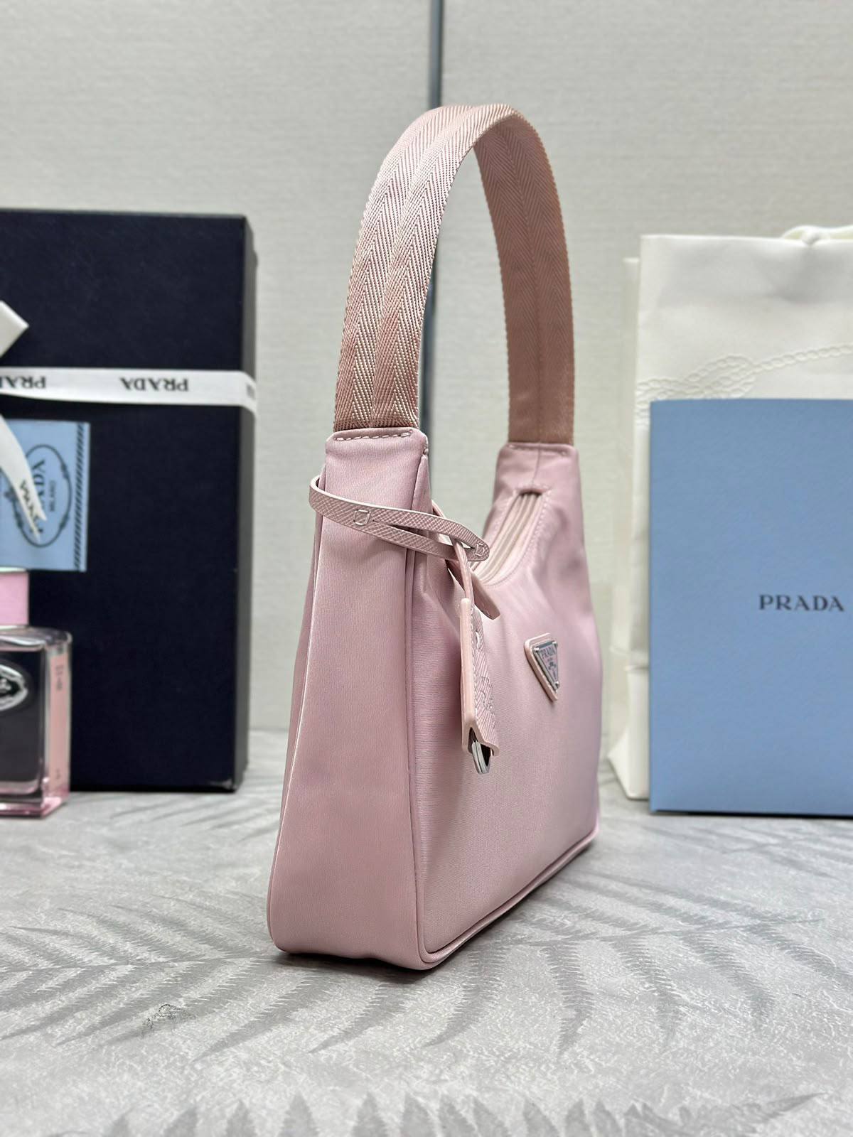 Prada

Model:Re-Edition Mini Bag (likely)

Material:Nylon (likely Re-Nylon or nylon fabric)👌🏼🪡
 
Size:22cm

Style: Casual luxury, suitable for everyday use🙂‍↔️

For Price 👇 WhatsApp✅
0568585901 
0507557372
0552275751 Owner Zain 👌

Zain325
♥️♥️♥️