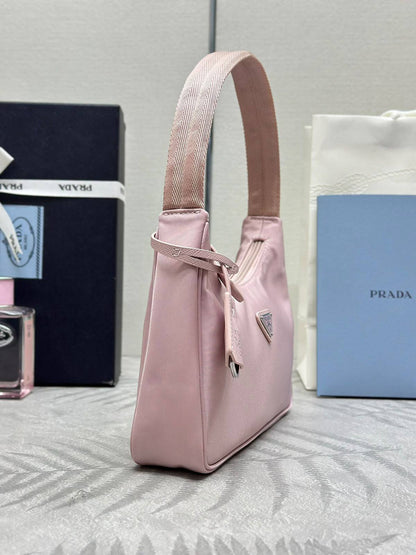 Prada

Model:Re-Edition Mini Bag (likely)

Material:Nylon (likely Re-Nylon or nylon fabric)👌🏼🪡
 
Size:22cm

Style: Casual luxury, suitable for everyday use🙂‍↔️

For Price 👇 WhatsApp✅
0568585901 
0507557372
0552275751 Owner Zain 👌

Zain325
♥️♥️♥️