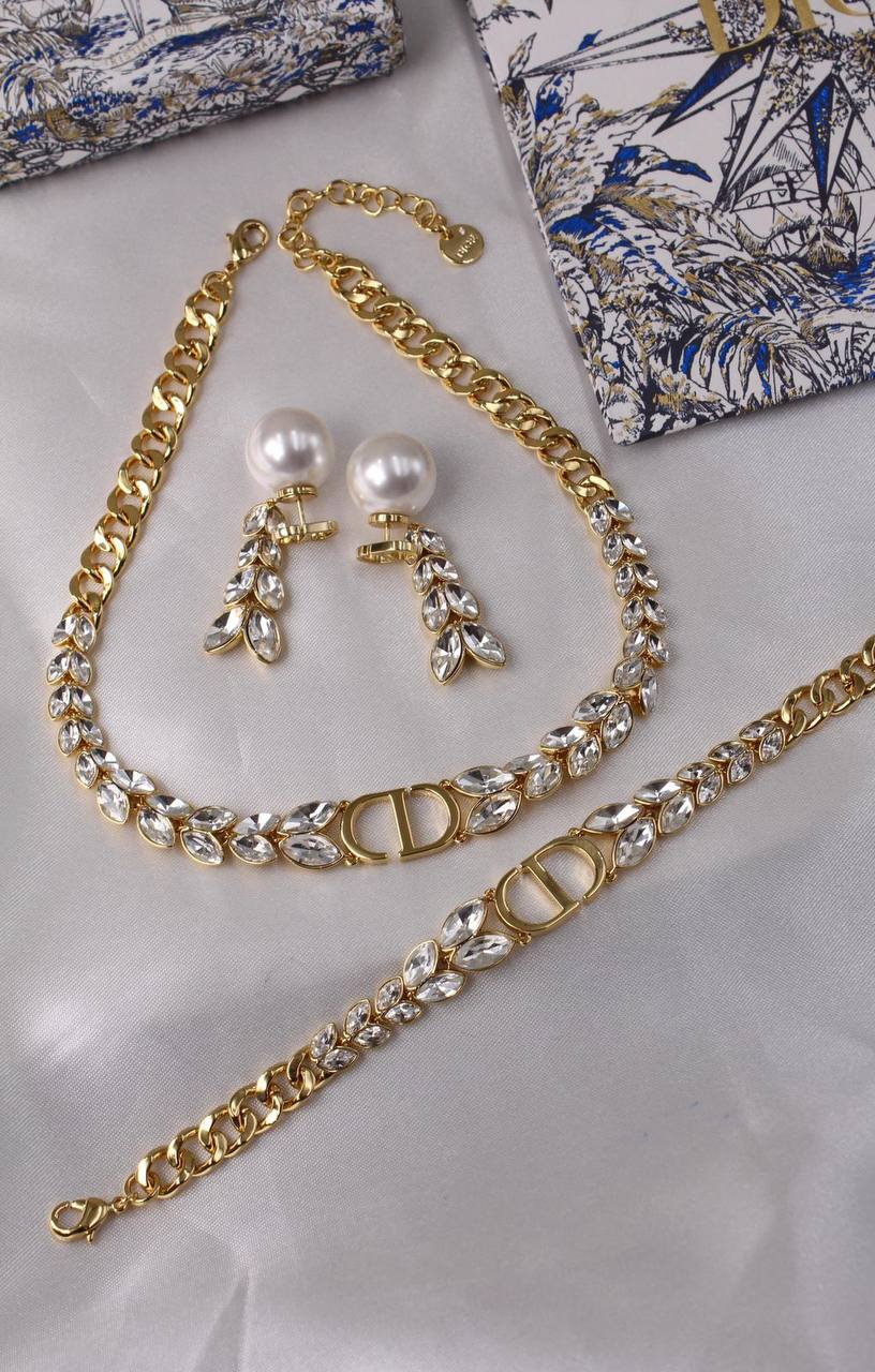 DIOR 🤍
* ⁠↗️ *Super Master Quality ®️*⬆️
* DIOR CD Chain Links with Stones PENDANT , EARINGS & BRACLET 

*360 dhs🌺*  with *Normal* Box & Bag
*380 dhs🌺*  with 2 *Orignal* Packaging 🎁

Zain209
♥️♥️♥️