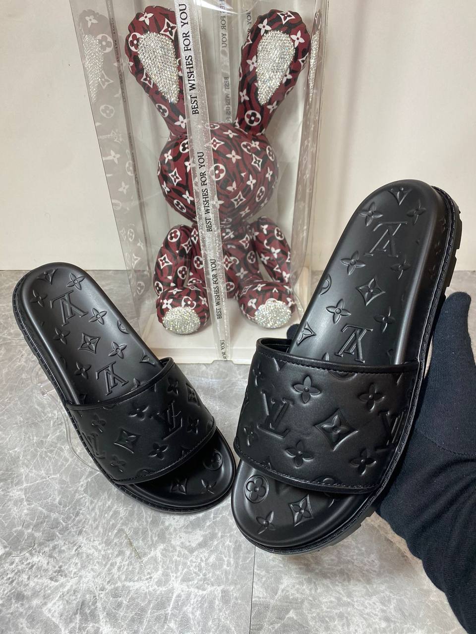 RAMADAN 
OFFER OFFER 🤩🤩
LV slippers
120 dhs🇦🇪

Zain242
♥️♥️♥️