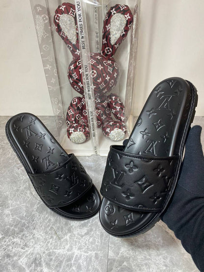 RAMADAN 
OFFER OFFER 🤩🤩
LV slippers
120 dhs🇦🇪

Zain242
♥️♥️♥️