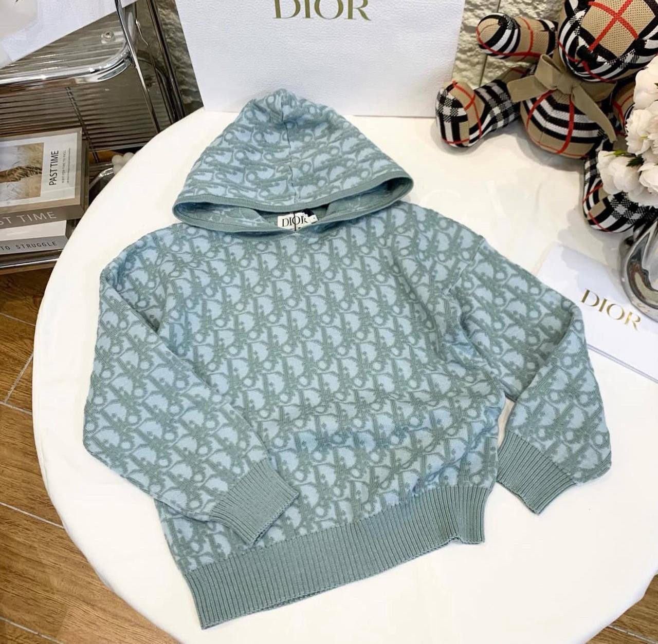 Dior 
Super master quality 😍
Size:2/ 12years old
250 dhs🪙🌨️

Zain261
♥️♥️♥️