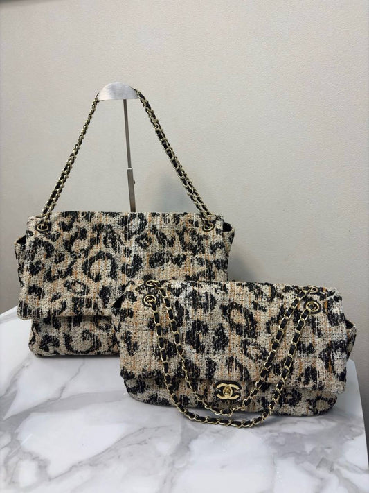 Chanel 

new arrival 

38cm=270 dhs🇦🇪🇦🇪
32cm=250 dhs🇦🇪🇦🇪

Zain228
♥️♥️♥️