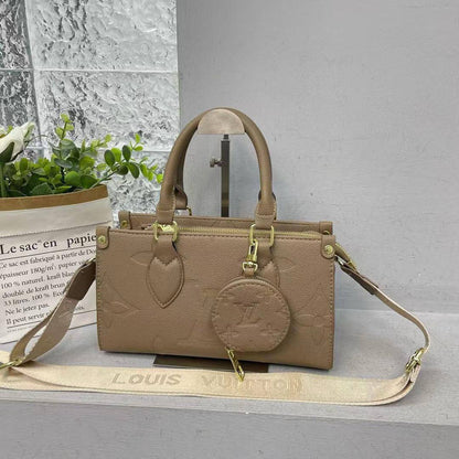LV
25*14*9cm
75 dhs🪙💕

Zain17
♥️♥️♥️