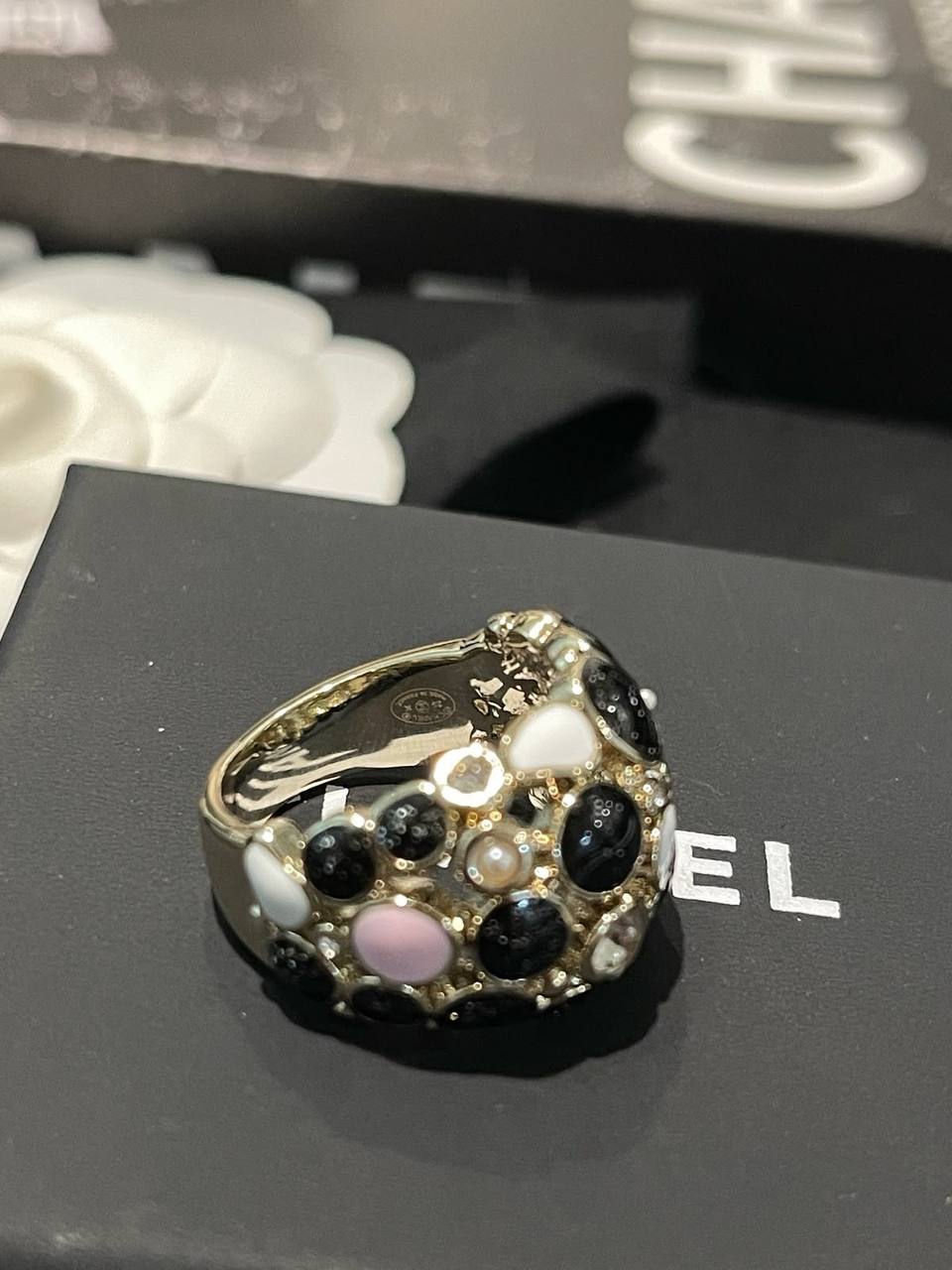 CHANEL 
Ring 💍 availabe size👇
6,7,8
Master quality 💯
With normal boxes 🗃️ 
60 dhs🇦🇪🇦🇪

With master box 📦 
70 dhs🇦🇪🇦🇪

Zain216
♥️♥️♥️