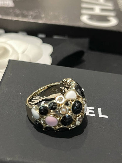 CHANEL 
Ring 💍 availabe size👇
6,7,8
Master quality 💯
With normal boxes 🗃️ 
60 dhs🇦🇪🇦🇪

With master box 📦 
70 dhs🇦🇪🇦🇪

Zain216
♥️♥️♥️