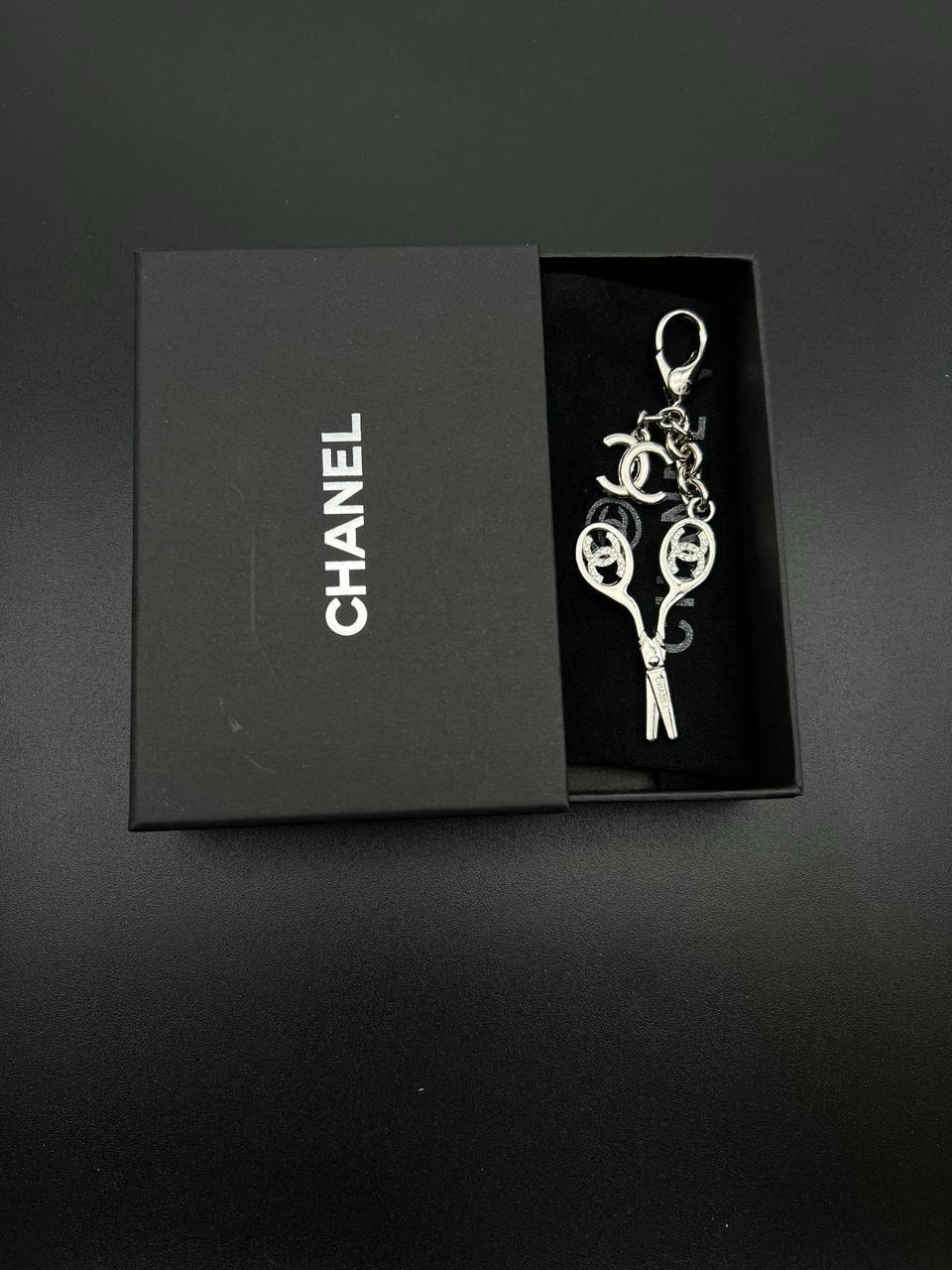 KEYCHAINS
CHANEL & LV 
60 dhs🪙🖤
With MASTER BOX 📦

Zain263
♥️♥️♥️