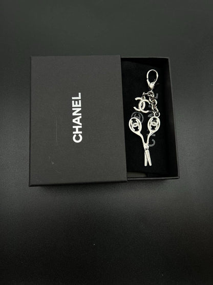 KEYCHAINS
CHANEL & LV 
60 dhs🪙🖤
With MASTER BOX 📦

Zain263
♥️♥️♥️