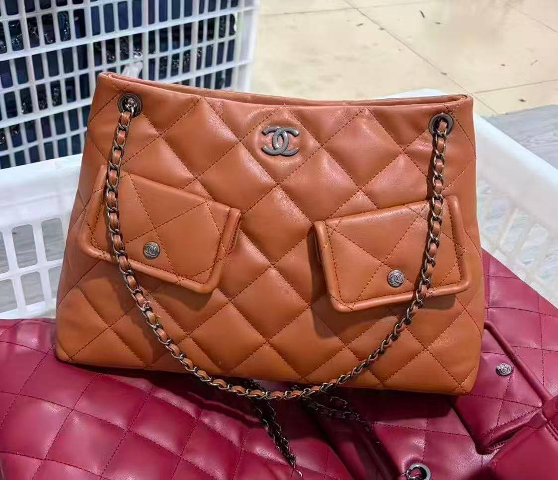 Chanel 
good quality 
Size 39 cm 
110 dhs💓

Zain278
♥️♥️♥️