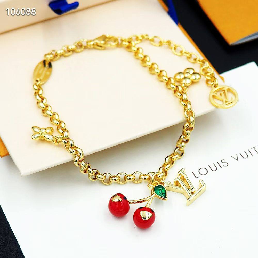LV
Necklace ,Bracelet & Earing 
*Master*
170 dhs🪙
With Normal box 🎁

Zain263
♥️♥️♥️