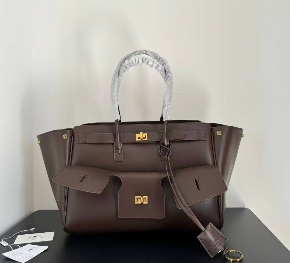 BALENCIAGA 
COPY ONE 
BIG SIZE 
250 dhs✅

Zain295
♥️♥️♥️
