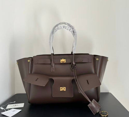 BALENCIAGA 
COPY ONE 
BIG SIZE 
250 dhs✅

Zain295
♥️♥️♥️