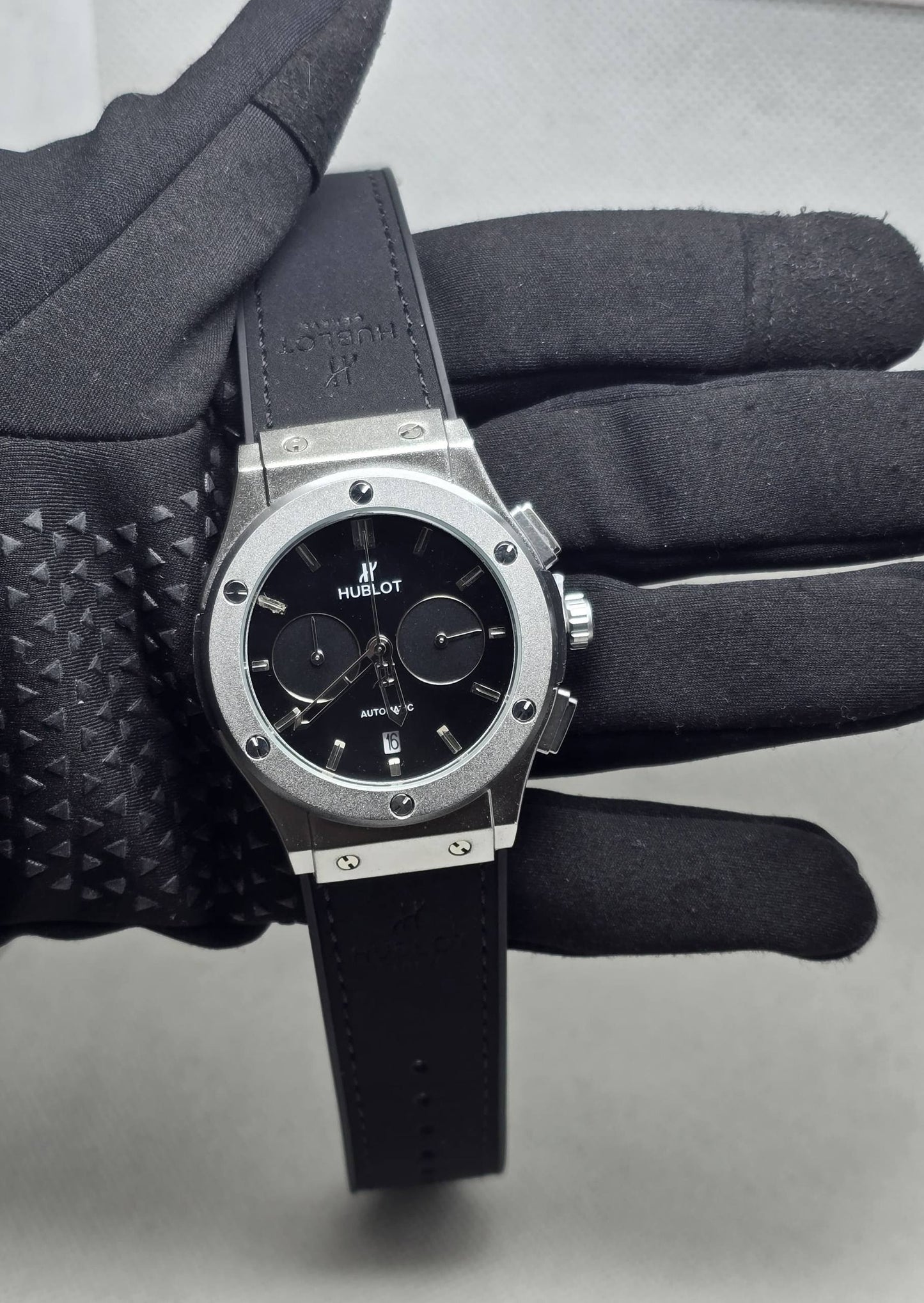 Hublot men
*Chronograph working*
90 dhs🗽

Zain29
♥️♥️♥️