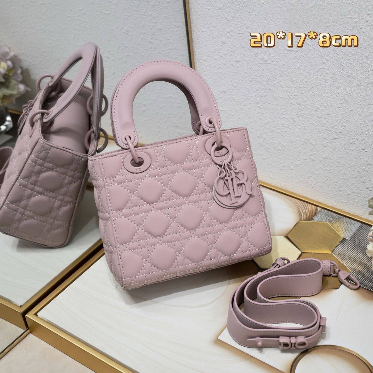 Dior 
Best quality 

with box’s 
🎁🎁🎁

125 dhs✅
size 20 cm

Zain290
♥️♥️♥️
