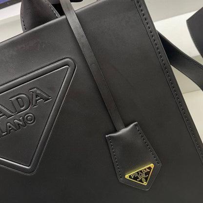 PRADA
  GOOD QUALITY
100 dhs💓

Zain295
♥️♥️♥️