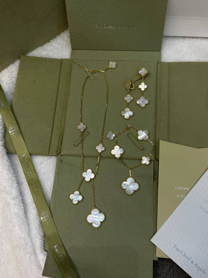 Vancleef Set
with normal box 🎁
320 dhs🪙🌨️

with original box 
🎁🎁🎁
400 dhs🪙🌨️

Zain209
♥️♥️♥️