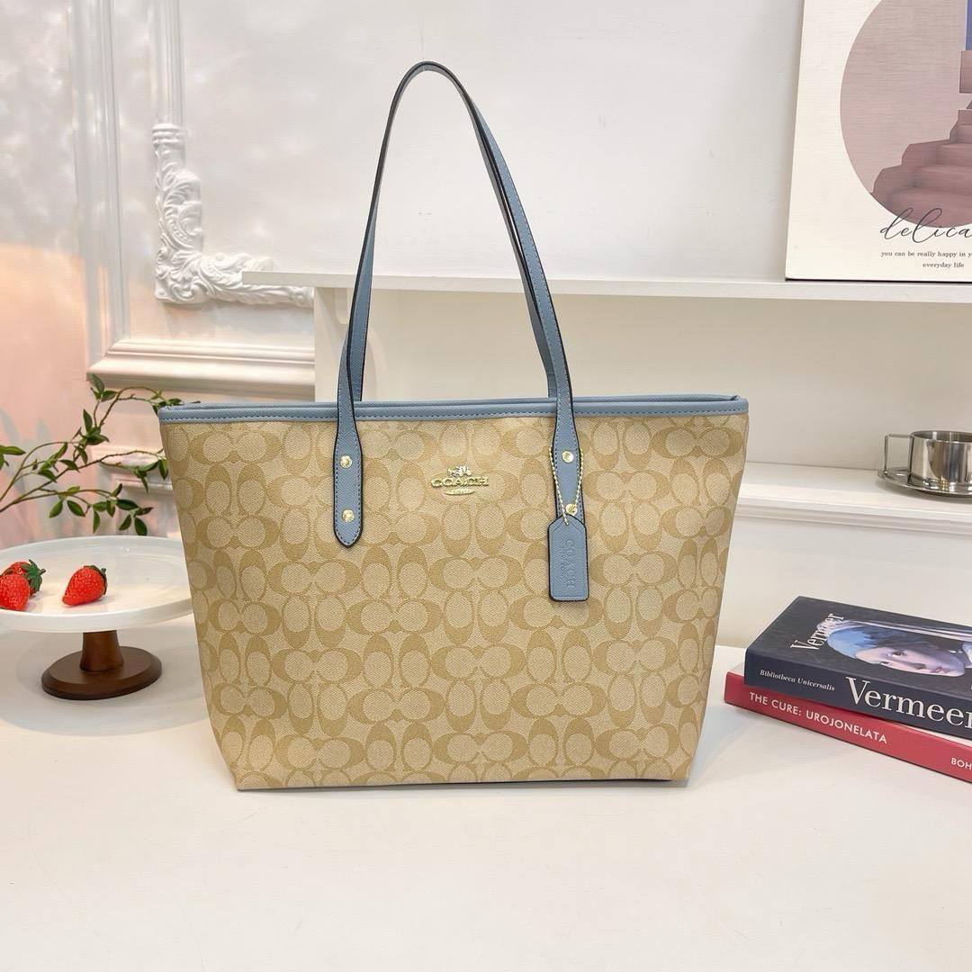 Coach

42*29*15 cm

With box 
🎁🎁🎁

90 dhs✅

Zain17
♥️♥️♥️