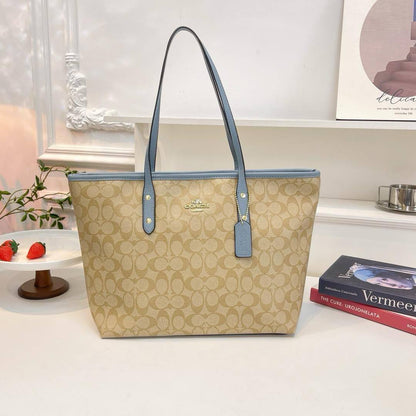 Coach

42*29*15 cm

With box 
🎁🎁🎁

90 dhs✅

Zain17
♥️♥️♥️