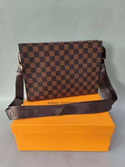 LV 
clutch with belt

Size: 26cm

With box 
🎁🎁🎁

65 dhs🗽

Zain50
♥️♥️♥️